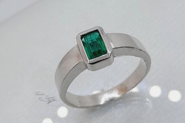 Anillo cinturon de noel con
esmeralda rectangular