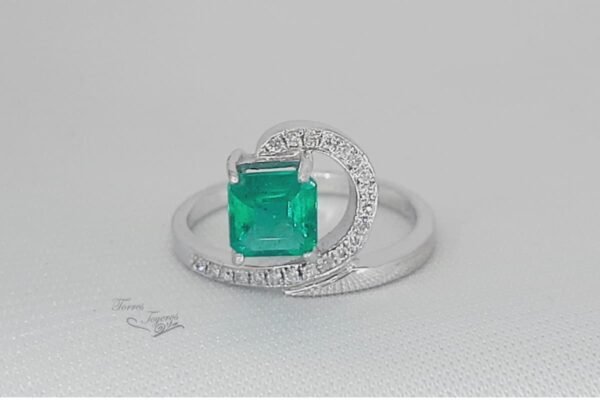 Anillo con esmeralda  cuadrada y diamantes