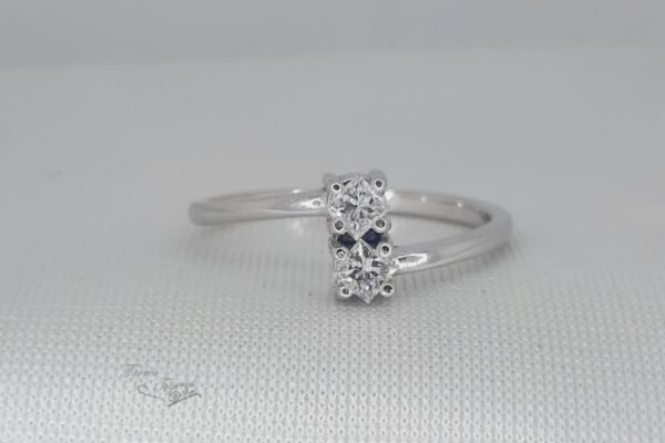 Anillo cruzado con 2 diamantes princess 