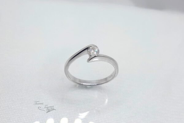 Anillo cruzado con diamante central  flotante