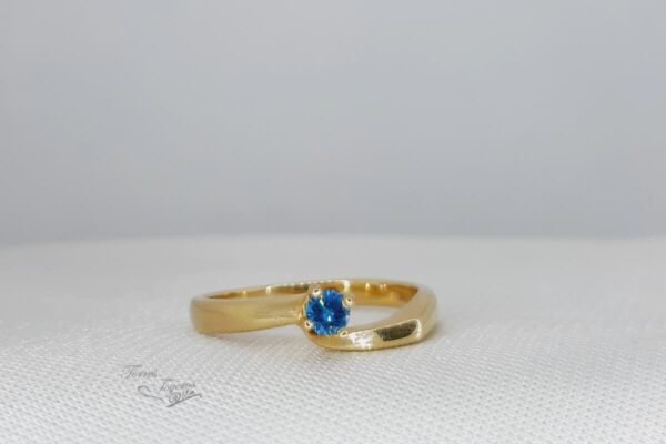 Anillo entorchado con diamante azul