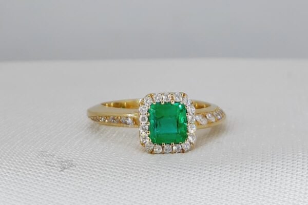 Anillo oro amarillo closter de esmeralda cuadrada de 85pts y 46pts de diamantes