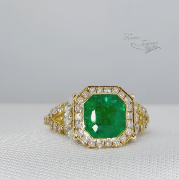 Anillo oro amarillo con  esmeralda central cuadrada, 40 diamantes redondos y 6 diamantes marquiz