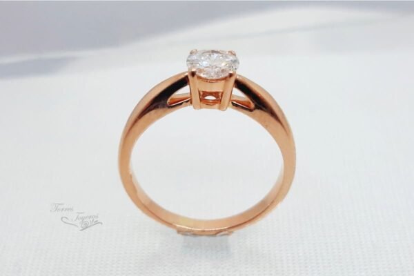 Anillo oro rojo 4 uñas con diamante central redondo de 57 pts