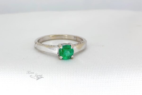 Anillo solitario bulgari con esmeralda redonda