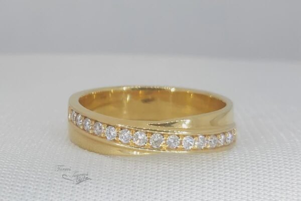 Argolla infinito con diamantes 