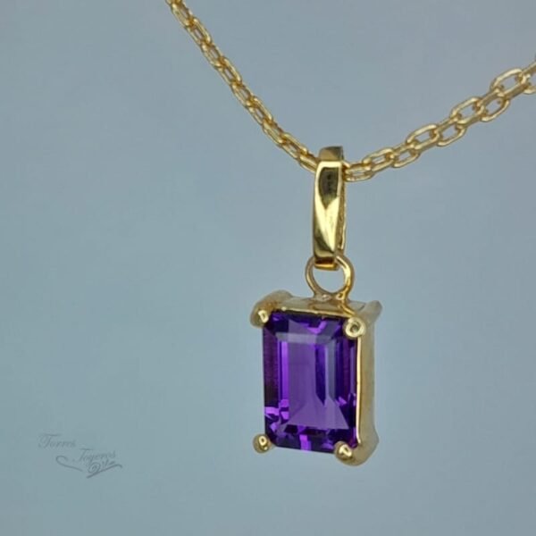 Dije oro amarillo con amatista rectangular