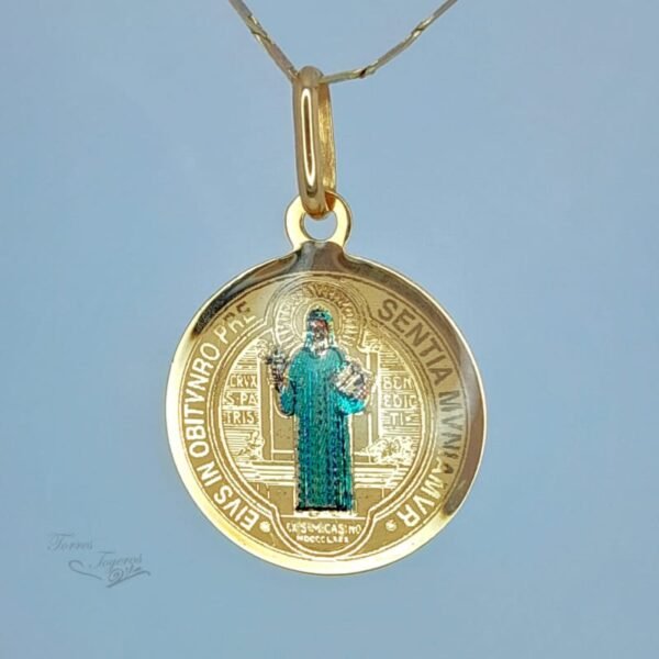 Medalla san benito con  colores