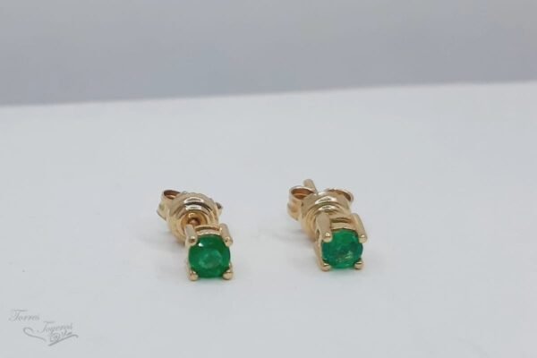 Topos oro amarillo con esmeraldas redondas en 4 uñas