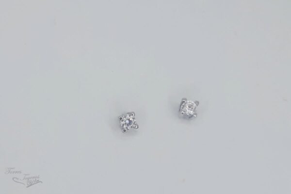 Topos oro blanco con diamantes en 4 uñas